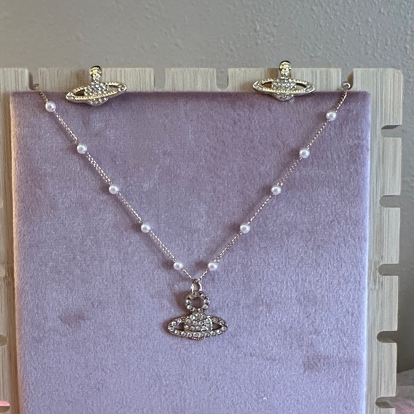 Elegant Gold Pendant Necklace and Earrings - Picture 2 of 2